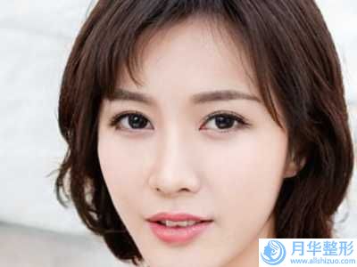 德州光子美容手術(shù)術(shù)通?？梢员３侄嗑? /></p><p>人人都是愛(ài)美的，不希望自身存在任何缺點(diǎn)，所以那些對(duì)自己感到不滿意的愛(ài)美人士便選擇做光子美容手術(shù)來(lái)進(jìn)行改善，而手術(shù)可以維持多久是每個(gè)人所關(guān)注的，一般來(lái)說(shuō)光子美容手術(shù)能維持2-3年左右的時(shí)間，具體時(shí)間要根據(jù)個(gè)人體質(zhì)以及術(shù)后護(hù)理來(lái)決定。德州光子美容手術(shù)通?？梢员３侄嗑茫?/p><h2>一.德州光子美容手術(shù)通?？梢员３侄嗑?/h2><p>1、部分受術(shù)者在接受治療后可能會(huì)出現(xiàn)局部紅腫，一般會(huì)自行消失，無(wú)須治療。少數(shù)受術(shù)者術(shù)后可能出現(xiàn)結(jié)痂和紫癜，這種現(xiàn)象會(huì)在2周內(nèi)自行脫落和消失，期間請(qǐng)保持創(chuàng)面的干燥、清潔。</p><p>2、由于對(duì)強(qiáng)光的敏感性存在個(gè)體差異，治療后可能會(huì)出現(xiàn)色素沉著，通常一段時(shí)間后會(huì)自行吸收?？梢耘浜峡诜S生素C、E促進(jìn)色素代謝，增強(qiáng)皮膚免疫力。</p><p>3、光子美容手術(shù)后因?yàn)槠つw的吸收能力增強(qiáng)，新陳代謝加快，部分受術(shù)者可能出現(xiàn)皮膚干燥缺水的情況，所以術(shù)后須皮膚護(hù)理來(lái)補(bǔ)充足夠的水分和營(yíng)養(yǎng)。</p><h2>二.光子美容手術(shù)維持的時(shí)間是多久</h2><p>1、治療前一周不能做激光、皮膚磨削術(shù)、果酸換膚美容項(xiàng)目。</p><p>2、近期接受過(guò)暴曬者在治療前需向醫(yī)生說(shuō)明。</p><p>3、治療前清潔面部，不能殘留化妝品。</p><h2>三.光子美容手術(shù)能維持多久</h2><p>1、治療后需要加強(qiáng)皮膚保濕。</p><p>2、治療后皮膚會(huì)出現(xiàn)些許微紅、微灼熱感，冷敷后數(shù)小時(shí)后會(huì)漸漸退去，如果仍感不適應(yīng)向醫(yī)師咨詢。</p><p>3、部分人做完光子美容手術(shù)后會(huì)有輕微結(jié)痂，一般在一周內(nèi)會(huì)脫落，千萬(wàn)不要自行摳掉。</p><p>4.、光子美容手術(shù)治療后一周內(nèi)要避免使用刺激性保養(yǎng)品，如果酸、酒精等。</p><p>盡管光子美容手術(shù)的效果相對(duì)持久，但并非長(zhǎng)久性解決皮膚問(wèn)題的方法。皮膚問(wèn)題可能會(huì)受到環(huán)境、內(nèi)分泌等因素的影響，因此需要定期維護(hù)和保養(yǎng)。一般建議每隔一段時(shí)間進(jìn)行光子美容手術(shù)的治療，以保持持久的效果。</p><p>綜合以上對(duì)光子美容手術(shù)后可以化妝嗎的相關(guān)知識(shí)，希望大家在進(jìn)行手術(shù)的時(shí)候要選擇一家正規(guī)的醫(yī)院，正規(guī)的醫(yī)院在各方面都特別的齊全，在進(jìn)行手術(shù)前希望大家可以做一個(gè)適當(dāng)?shù)臋z查，女性要避開(kāi)妊娠期，禁止服用活血化瘀的藥物。（編輯3001）</p></div>
                </div>
                <!-- 資訊content end-->
                <!--上一篇&下一篇-->
                <div   id=